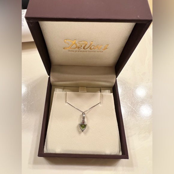 Devons Fine Jewelers: Peridot necklace - Picture 3 of 6